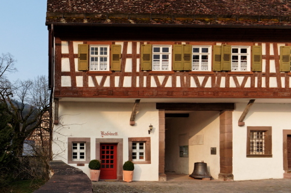 Bild des Eingangs des Kabinetts am Tor des Wasserschlosses